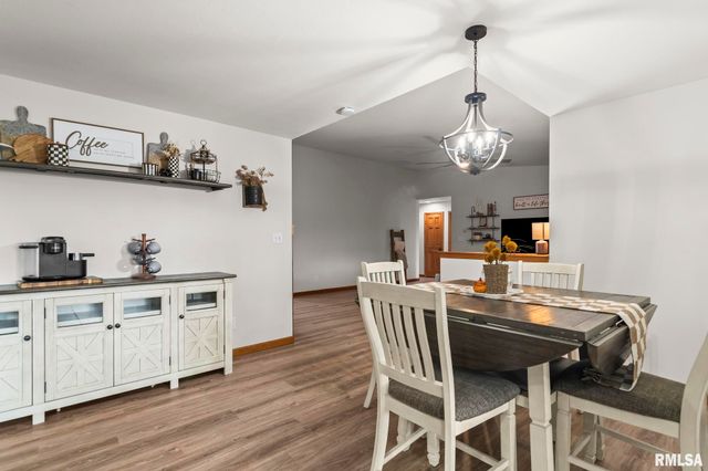 148 PARKWAY Drive, Chatham, IL 62629