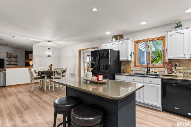 148 PARKWAY Drive, Chatham, IL 62629