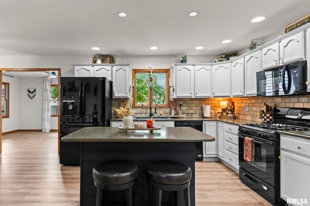 148 PARKWAY Drive, Chatham, IL 62629