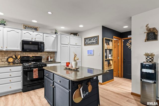 148 PARKWAY Drive, Chatham, IL 62629