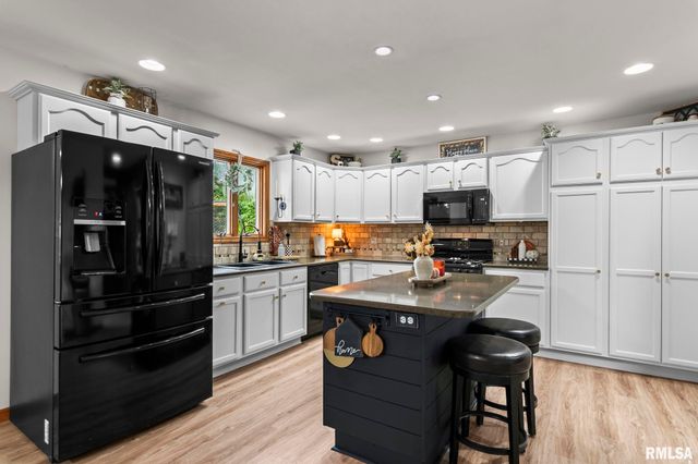 148 PARKWAY Drive, Chatham, IL 62629
