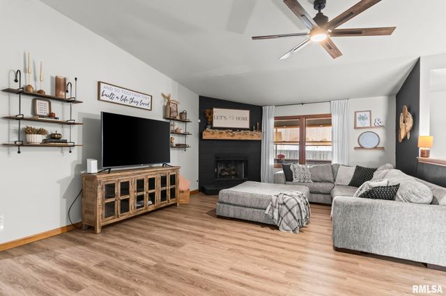 148 PARKWAY Drive, Chatham, IL 62629