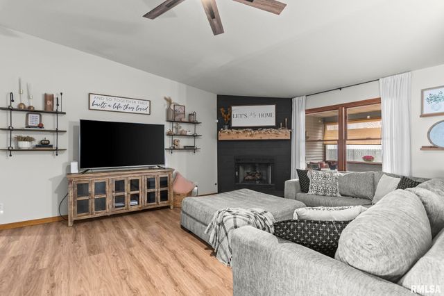 148 PARKWAY Drive, Chatham, IL 62629