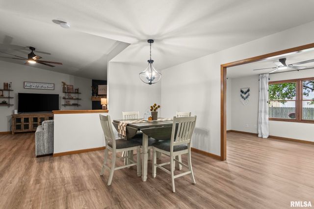 148 PARKWAY Drive, Chatham, IL 62629