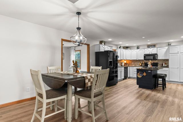 148 PARKWAY Drive, Chatham, IL 62629