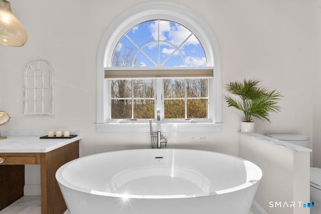 14 Cleft Rock Road, Woodbridge, CT 06525