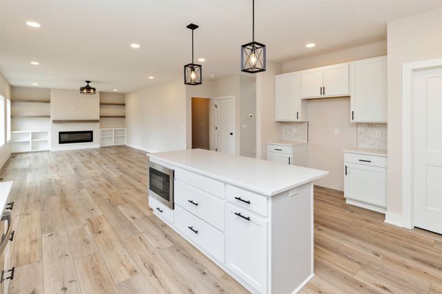 4726 Hillsdale Drive, Urbandale, IA 50322