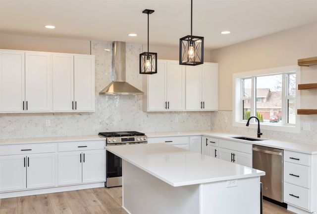 4726 Hillsdale Drive, Urbandale, IA 50322