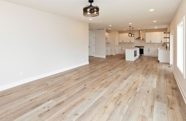 4726 Hillsdale Drive, Urbandale, IA 50322