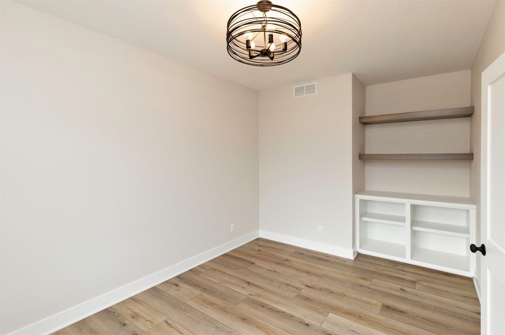 4726 Hillsdale Drive, Urbandale, IA 50322