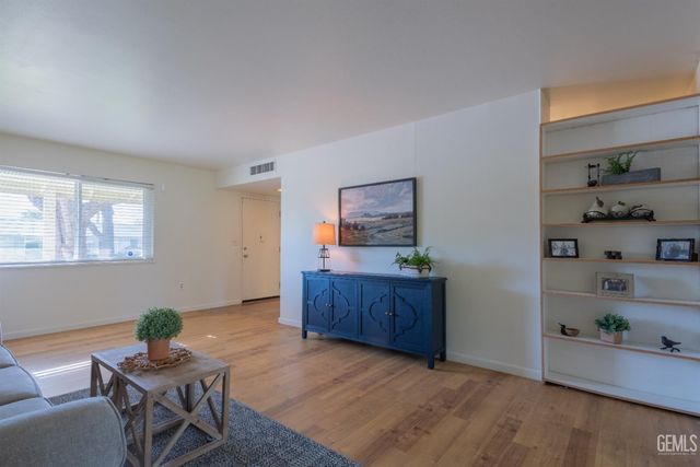 504 Cherry Hills Drive, Bakersfield, CA 93309