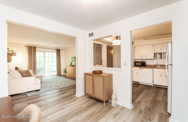 506 Logsdon Ct, Douglass Hills, KY 40243