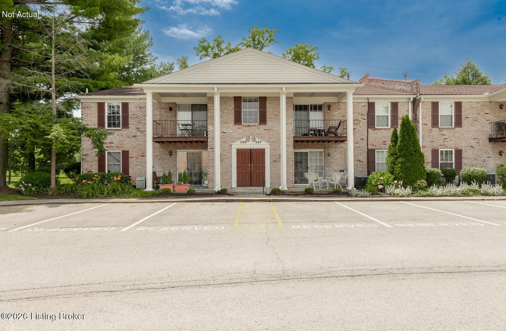 506 Logsdon Ct, Douglass Hills, KY 40243