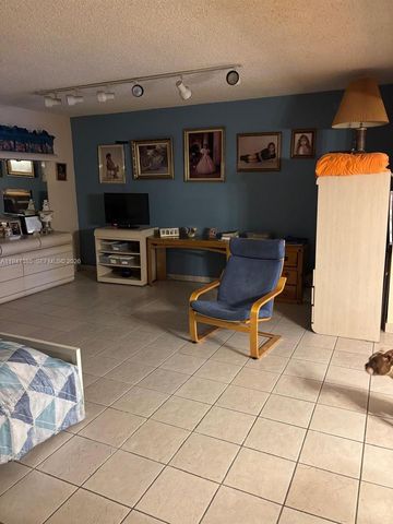 19358 Bobolink Dr, Hialeah, FL 33015