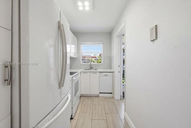 581 Blue Heron Dr 205-B, Hallandale Beach, FL 33009