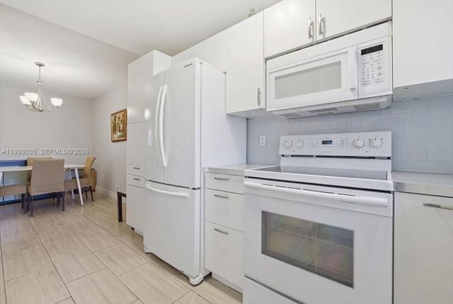 581 Blue Heron Dr 205-B, Hallandale Beach, FL 33009