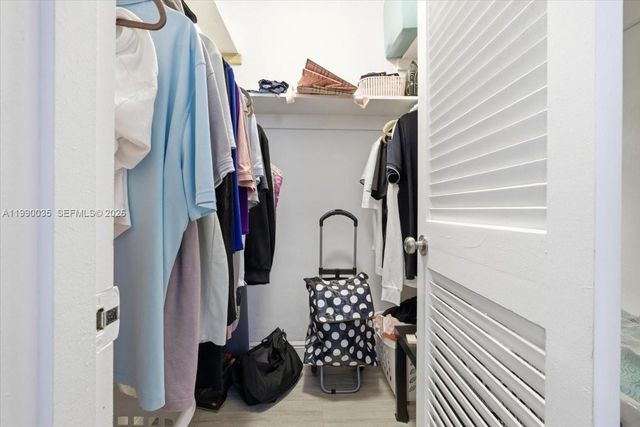 581 Blue Heron Dr 205-B, Hallandale Beach, FL 33009