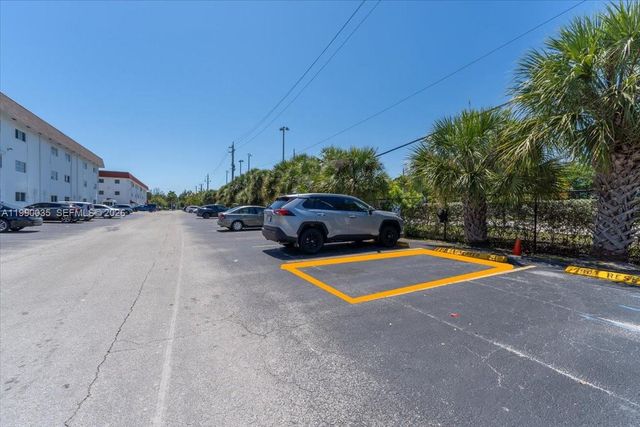 581 Blue Heron Dr 205-B, Hallandale Beach, FL 33009