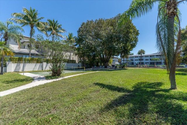 581 Blue Heron Dr 205-B, Hallandale Beach, FL 33009