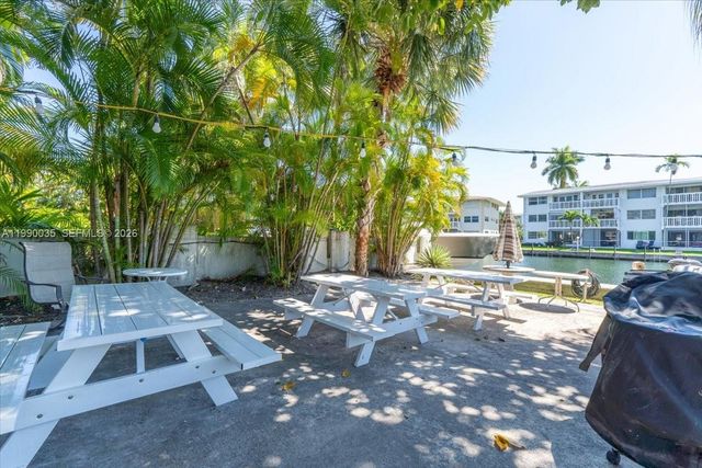 581 Blue Heron Dr 205-B, Hallandale Beach, FL 33009