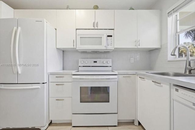 581 Blue Heron Dr 205-B, Hallandale Beach, FL 33009