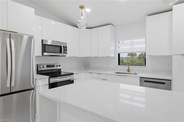 2201 NE 10TH PL, Cape Coral, FL 33909