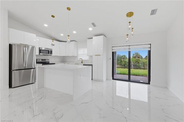 2201 NE 10TH PL, Cape Coral, FL 33909