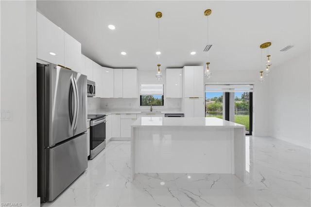 2201 NE 10TH PL, Cape Coral, FL 33909