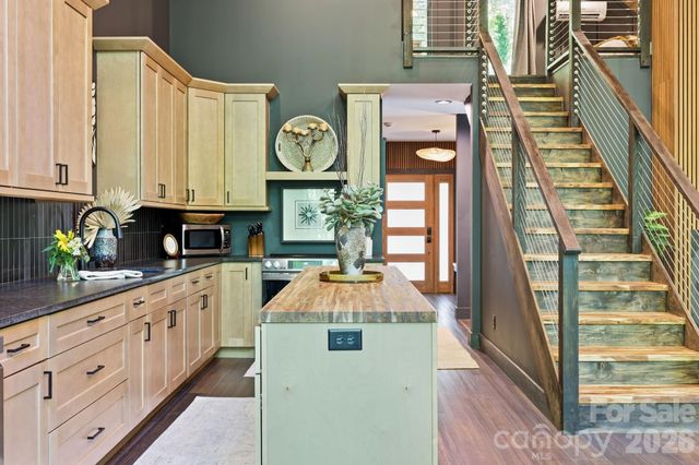 2272 Evans Road, Hendersonville, NC 28739