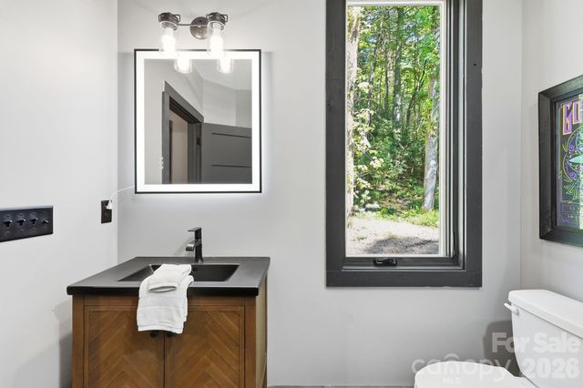 2272 Evans Road, Hendersonville, NC 28739