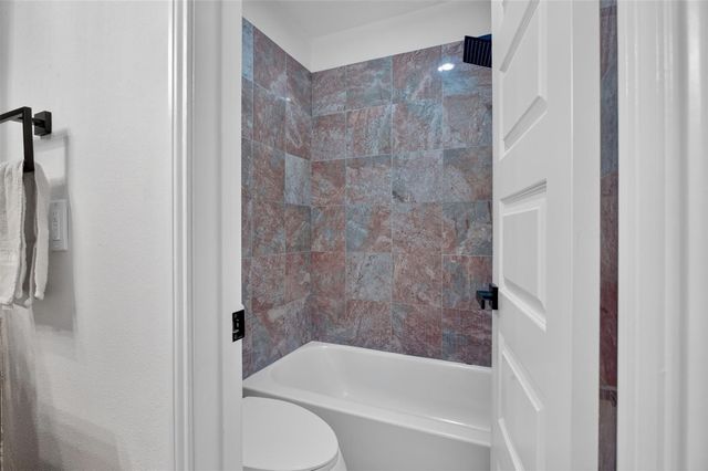 4323 Pine Shadows Street, Dickinson, TX 77539