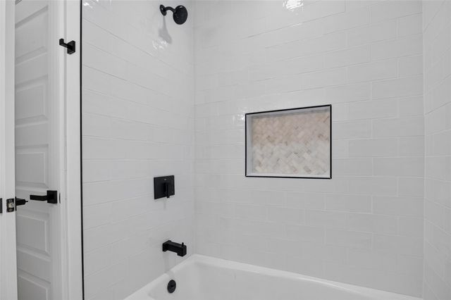 4323 Pine Shadows Street, Dickinson, TX 77539
