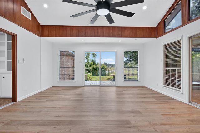 4323 Pine Shadows Street, Dickinson, TX 77539
