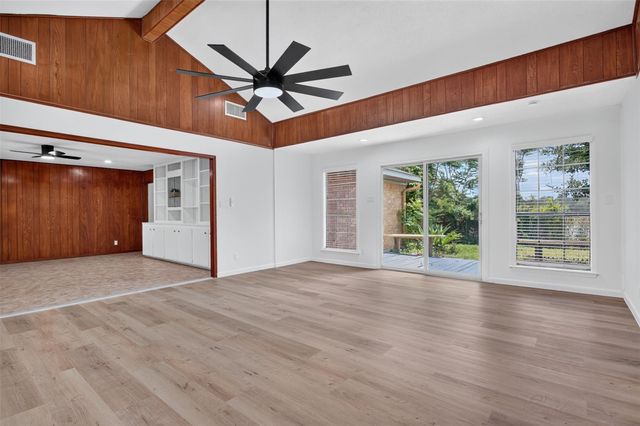 4323 Pine Shadows Street, Dickinson, TX 77539