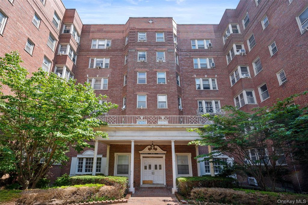 84-49 168th Street 2U, Jamaica, NY 11432
