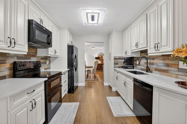 9375 NW 18th Ct, Plantation, FL 33322