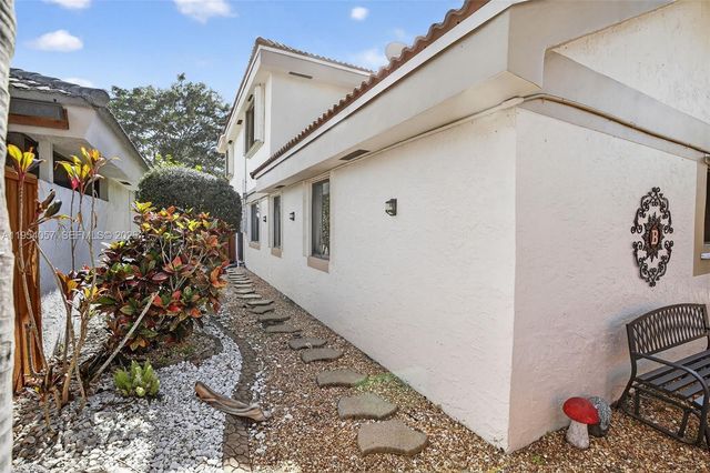 9375 NW 18th Ct, Plantation, FL 33322