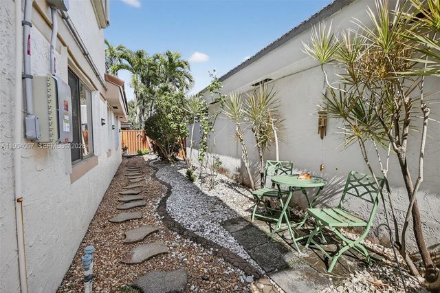 9375 NW 18th Ct, Plantation, FL 33322