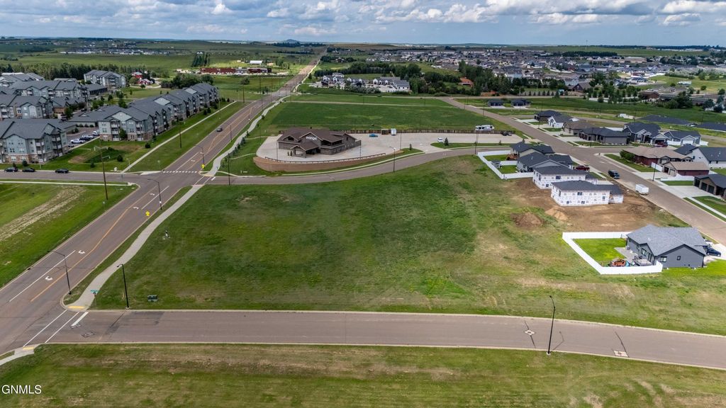 - State Avenue N, Dickinson, ND 58601 photo 9