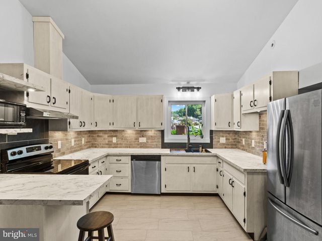 1811 CLAYTON DR, Oxon Hill, MD 20745