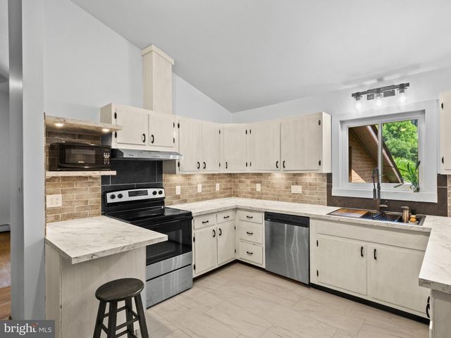 1811 CLAYTON DR, Oxon Hill, MD 20745