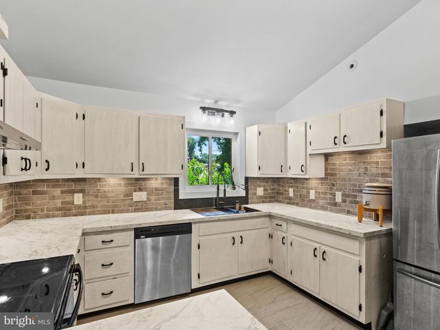 1811 CLAYTON DR, Oxon Hill, MD 20745