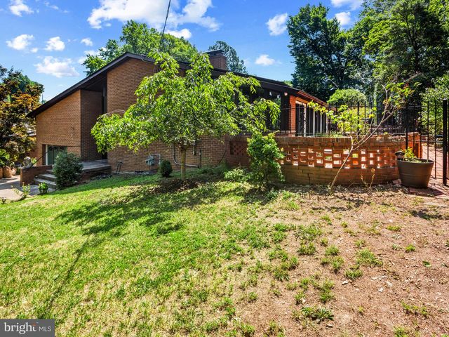 1811 CLAYTON DR, Oxon Hill, MD 20745
