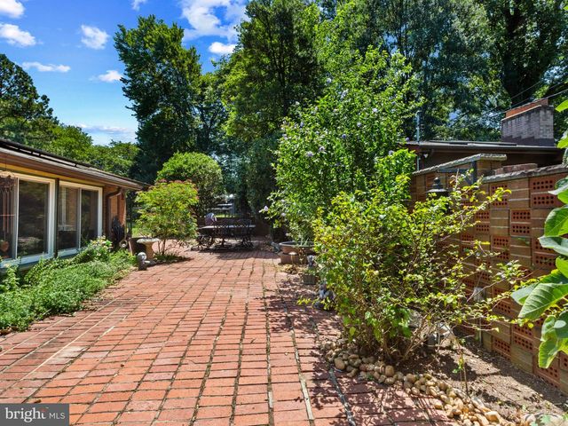 1811 CLAYTON DR, Oxon Hill, MD 20745