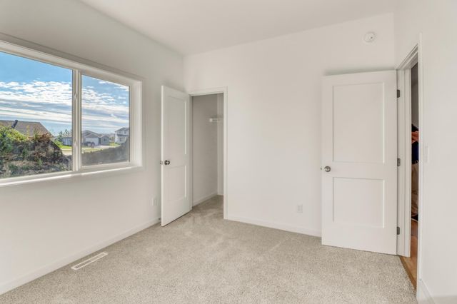 2575 Golden Lane S, Fargo, ND 58104