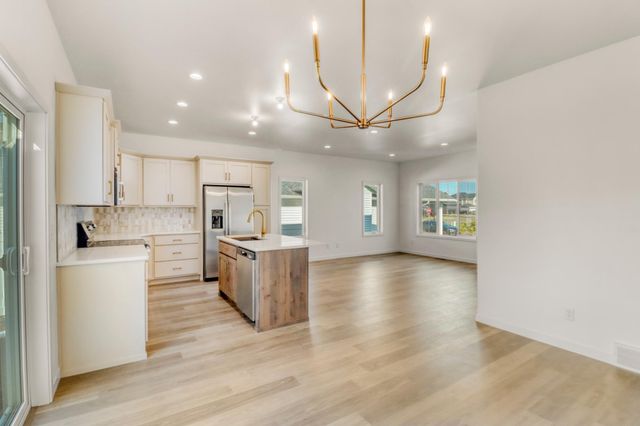 2575 Golden Lane S, Fargo, ND 58104