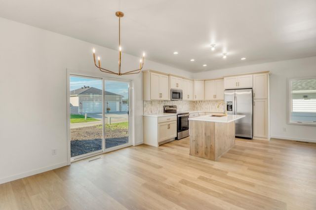 2575 Golden Lane S, Fargo, ND 58104