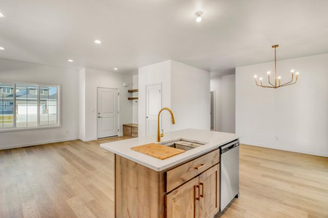 2575 Golden Lane S, Fargo, ND 58104