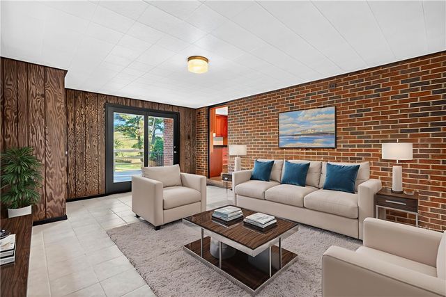 14 Holt Dr, Union Twp, PA 15332