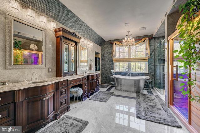 14 BALTUSROL TER, Moorestown, NJ 08057